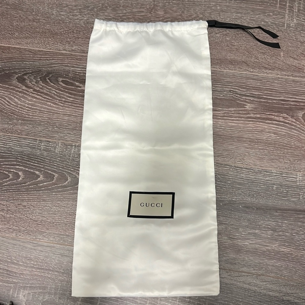 Satin GUCCI dust bag.